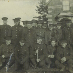 P-2778 YY-1 Old photo of a group of soldiers